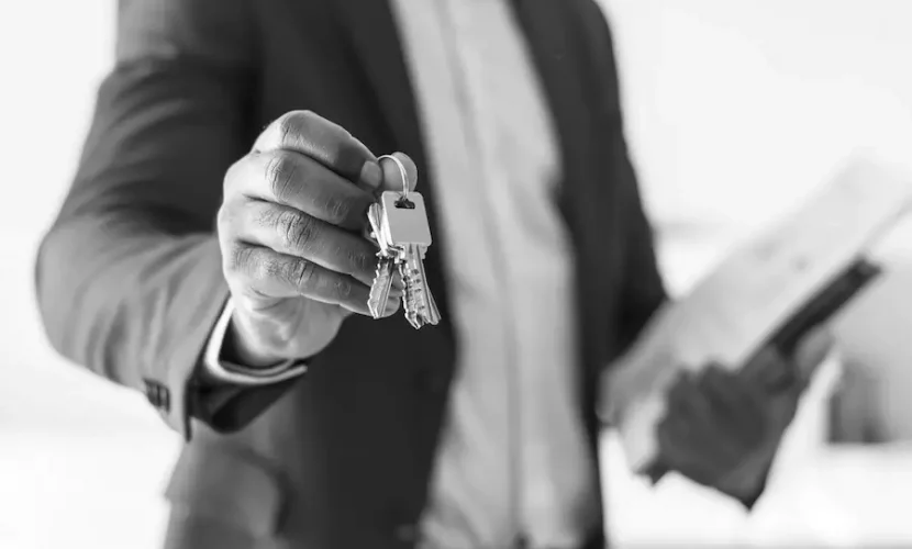 Le notaire oit rester en relation avec tous les acteurs clé (l’agent immobilier, l’acheteur et le vendeur) et sécuriser la transaction
