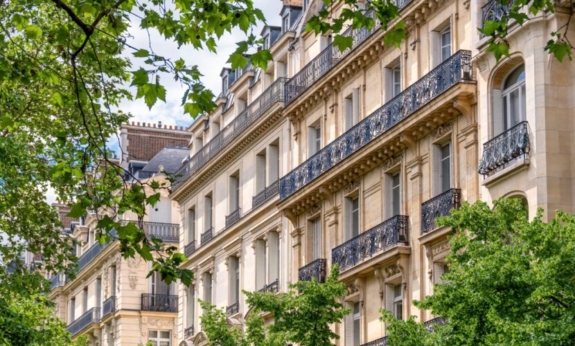 Usufruit et nue-propriété : comprenez clairement les droits et responsabilités de chacun et comment ce montage peut faciliter la transmission d’un bien immobilier.