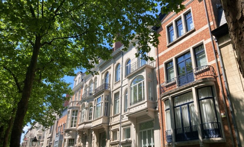 Le marché immobilier belge connaît en 2025 un regain d’activité qui contraste avec les ralentissements observés ces dernières années. Selon les données les plus récentes du baromètre des notaires, le nombre de ventes immobilières a augmenté de manière significative, traduisant un retour de confiance des acheteurs comme des vendeurs. Cette tendance s’accompagne d’une hausse continue des prix des maisons, tandis que les appartements affichent une relative stabilité. Cette reprise se nourrit de plusieurs facteurs : un environnement économique moins incertain, des taux d’intérêt qui se stabilisent après plusieurs hausses successives, et une demande toujours soutenue en matière de logement. Pour de nombreux ménages, la maison individuelle reste le symbole de sécurité et de stabilité patrimoniale, ce qui contribue à maintenir une pression à la hausse sur ce segment. Le dynamisme des ventes immobilières Comparé à 2024, le nombre de transactions immobilières a progressé de plusieurs points. Les notaires constatent une activité soutenue dans la majorité des provinces, aussi bien pour les maisons que pour les appartements. Cette évolution peut s’expliquer par un effet de rattrapage : certains acheteurs, qui avaient reporté leur projet en raison de l’augmentation du coût du crédit ou de l’incertitude économique, reviennent désormais sur le marché. La confiance retrouvée des ménages se traduit également par une plus grande fluidité des négociations. Les biens bien situés et correctement évalués trouvent rapidement preneur. Dans certaines zones, la concurrence entre acquéreurs est telle que des offres au-dessus du prix affiché sont encore fréquentes, même si cette pratique tend à se calmer par rapport aux pics de 2021-2022. Les maisons : une valeur sûre qui continue de s’apprécier La maison individuelle reste le bien le plus convoité par les familles belges. En 2025, les prix des maisons poursuivent leur progression, avec une hausse moyenne estimée à plusieurs pourcents par rapport à l’année précédente. Les notaires soulignent que cette évolution touche particulièrement les maisons quatre façades, très recherchées pour leur espace, leur confort et leur potentiel énergétique. Les zones périurbaines et rurales séduisent de plus en plus de ménages en quête d’un cadre de vie plus calme et de surfaces plus grandes, surtout depuis que le télétravail est entré dans les habitudes. La demande soutenue dans ces régions entraîne mécaniquement une augmentation des prix, même si certaines communes rurales offrent encore des opportunités pour les primo-acquéreurs. La hausse des prix s’explique aussi par les nouvelles normes énergétiques. Les maisons bien isolées et déjà rénovées sur le plan énergétique bénéficient d’une valorisation supérieure, car elles rassurent les acheteurs sur les coûts futurs. À l’inverse, les biens nécessitant de lourds travaux voient leur valeur freinée ou négociée à la baisse. Les appartements : un marché plus nuancé Contrairement aux maisons, les appartements présentent un marché plus stable. Les prix moyens se maintiennent à un niveau élevé mais ne progressent pas de manière marquée. Cette stabilité s’explique par un équilibre entre l’offre et la demande. L’essor de nouvelles constructions ces dernières années a contribué à élargir le stock disponible, ce qui limite la pression haussière. Achat d’une nouvelle construction : ce que tout acquéreur doit savoir Cependant, il existe de fortes disparités régionales. À Bruxelles, les prix des appartements restent parmi les plus élevés du pays, mais leur croissance est contenue. En Flandre, certaines villes universitaires ou proches de grands pôles économiques connaissent encore une hausse. En Wallonie, le marché se révèle plus accessible, avec des prix souvent inférieurs, ce qui attire à la fois des investisseurs et des jeunes ménages. Le critère énergétique joue ici aussi un rôle majeur. Les appartements affichant une bonne performance énergétique se distinguent clairement et se vendent plus facilement. Les copropriétés qui n’ont pas encore engagé de rénovations globales peuvent, en revanche, susciter des inquiétudes chez les acheteurs potentiels. Des différences régionales marquées L’analyse régionale confirme l’existence d’un marché immobilier à plusieurs vitesses. En Flandre, la dynamique reste soutenue, portée par un tissu économique solide et une densité de population importante. Les prix des maisons y progressent fortement, parfois au détriment des primo-acquéreurs qui peinent à suivre. En Wallonie, la croissance des prix est plus modérée. Certaines zones rurales ou semi-urbaines offrent encore des possibilités d’achat à des tarifs raisonnables. Toutefois, les villes en expansion, comme Namur ou Liège, enregistrent des hausses notables, tirées par la demande. À Bruxelles, le marché demeure spécifique : le prix au mètre carré y est l’un des plus élevés du pays, mais la tendance à la stabilisation s’accentue. Le pouvoir d’achat immobilier y est contraint, ce qui pousse certains ménages à envisager un achat en périphérie, accentuant la pression sur les communes limitrophes. Les facteurs clés qui façonnent le marché en 2025 Plusieurs éléments influencent les tendances actuelles. Les taux d’intérêt, bien qu’élevés par rapport aux années 2015-2020, se sont stabilisés et permettent aux ménages d’anticiper leurs financements plus sereinement. Les politiques énergétiques jouent également un rôle croissant : la performance énergétique devient un critère déterminant dans la valorisation des biens. Enfin, l’évolution démographique, avec une population en croissance et une demande de logements toujours forte, maintient la pression sur l’offre. Les investisseurs gardent un rôle actif, notamment dans le marché des appartements. La rentabilité locative reste attractive dans certaines régions, malgré une réglementation plus stricte sur les locations de courte durée. Ce facteur contribue à soutenir les prix, en particulier dans les zones touristiques ou étudiantes. Quels enseignements pour les acheteurs et vendeurs ? Pour les acheteurs, le marché actuel invite à une préparation rigoureuse. L’évaluation du budget, la prise en compte des frais d’acquisition et l’analyse des performances énergétiques sont des étapes essentielles. Miser sur des biens nécessitant des rénovations peut s’avérer intéressant, à condition d’intégrer ces coûts dès le départ. Pour les vendeurs, la période est favorable, surtout pour les maisons familiales bien situées et rénovées. Les appartements se vendent également, mais le positionnement du prix doit être réaliste, en tenant compte de la concurrence et des exigences croissantes des acheteurs. L’accompagnement par un professionnel du droit immobilier reste crucial pour sécuriser la transaction. Un marché immobilier à surveiller de près Le marché immobilier belge en 2025 illustre un paradoxe : une reprise marquée des ventes et une hausse soutenue du prix des maisons, mais une stabilité relative des appartements. Les disparités régionales et les critères énergétiques façonnent plus que jamais la valeur des biens. Dans ce contexte, chaque projet immobilier doit être envisagé avec prudence et anticipation. Que l’on soit acheteur ou vendeur, l’accompagnement par des experts — notaires, avocats, conseillers financiers — demeure indispensable pour prendre les bonnes décisions dans un marché en pleine transformation. Le marché immobilier belge connaît en 2025 un regain d’activité qui contraste avec les ralentissements observés ces dernières années. Selon les données les plus récentes du baromètre des notaires, le nombre de ventes immobilières a augmenté de manière significative, traduisant un retour de confiance des acheteurs comme des vendeurs. Cette tendance s’accompagne d’une hausse continue des prix des maisons, tandis que les appartements affichent une relative stabilité. Cette reprise se nourrit de plusieurs facteurs : un environnement économique moins incertain, des taux d’intérêt qui se stabilisent après plusieurs hausses successives, et une demande toujours soutenue en matière de logement. Pour de nombreux ménages, la maison individuelle reste le symbole de sécurité et de stabilité patrimoniale, ce qui contribue à maintenir une pression à la hausse sur ce segment. Le dynamisme des ventes immobilières Comparé à 2024, le nombre de transactions immobilières a progressé de plusieurs points. Les notaires constatent une activité soutenue dans la majorité des provinces, aussi bien pour les maisons que pour les appartements. Cette évolution peut s’expliquer par un effet de rattrapage : certains acheteurs, qui avaient reporté leur projet en raison de l’augmentation du coût du crédit ou de l’incertitude économique, reviennent désormais sur le marché. La confiance retrouvée des ménages se traduit également par une plus grande fluidité des négociations. Les biens bien situés et correctement évalués trouvent rapidement preneur. Dans certaines zones, la concurrence entre acquéreurs est telle que des offres au-dessus du prix affiché sont encore fréquentes, même si cette pratique tend à se calmer par rapport aux pics de 2021-2022. Les maisons : une valeur sûre qui continue de s’apprécier La maison individuelle reste le bien le plus convoité par les familles belges. En 2025, les prix des maisons poursuivent leur progression, avec une hausse moyenne estimée à plusieurs pourcents par rapport à l’année précédente. Les notaires soulignent que cette évolution touche particulièrement les maisons quatre façades, très recherchées pour leur espace, leur confort et leur potentiel énergétique. Les zones périurbaines et rurales séduisent de plus en plus de ménages en quête d’un cadre de vie plus calme et de surfaces plus grandes, surtout depuis que le télétravail est entré dans les habitudes. La demande soutenue dans ces régions entraîne mécaniquement une augmentation des prix, même si certaines communes rurales offrent encore des opportunités pour les primo-acquéreurs. La hausse des prix s’explique aussi par les nouvelles normes énergétiques. Les maisons bien isolées et déjà rénovées sur le plan énergétique bénéficient d’une valorisation supérieure, car elles rassurent les acheteurs sur les coûts futurs. À l’inverse, les biens nécessitant de lourds travaux voient leur valeur freinée ou négociée à la baisse. Les appartements : un marché plus nuancé Contrairement aux maisons, les appartements présentent un marché plus stable. Les prix moyens se maintiennent à un niveau élevé mais ne progressent pas de manière marquée. Cette stabilité s’explique par un équilibre entre l’offre et la demande. L’essor de nouvelles constructions ces dernières années a contribué à élargir le stock disponible, ce qui limite la pression haussière. Achat d’une nouvelle construction : ce que tout acquéreur doit savoir Cependant, il existe de fortes disparités régionales. À Bruxelles, les prix des appartements restent parmi les plus élevés du pays, mais leur croissance est contenue. En Flandre, certaines villes universitaires ou proches de grands pôles économiques connaissent encore une hausse. En Wallonie, le marché se révèle plus accessible, avec des prix souvent inférieurs, ce qui attire à la fois des investisseurs et des jeunes ménages. Le critère énergétique joue ici aussi un rôle majeur. Les appartements affichant une bonne performance énergétique se distinguent clairement et se vendent plus facilement. Les copropriétés qui n’ont pas encore engagé de rénovations globales peuvent, en revanche, susciter des inquiétudes chez les acheteurs potentiels. Des différences régionales marquées L’analyse régionale confirme l’existence d’un marché immobilier à plusieurs vitesses. En Flandre, la dynamique reste soutenue, portée par un tissu économique solide et une densité de population importante. Les prix des maisons y progressent fortement, parfois au détriment des primo-acquéreurs qui peinent à suivre. En Wallonie, la croissance des prix est plus modérée. Certaines zones rurales ou semi-urbaines offrent encore des possibilités d’achat à des tarifs raisonnables. Toutefois, les villes en expansion, comme Namur ou Liège, enregistrent des hausses notables, tirées par la demande. À Bruxelles, le marché demeure spécifique : le prix au mètre carré y est l’un des plus élevés du pays, mais la tendance à la stabilisation s’accentue. Le pouvoir d’achat immobilier y est contraint, ce qui pousse certains ménages à envisager un achat en périphérie, accentuant la pression sur les communes limitrophes. Les facteurs clés qui façonnent le marché en 2025 Plusieurs éléments influencent les tendances actuelles. Les taux d’intérêt, bien qu’élevés par rapport aux années 2015-2020, se sont stabilisés et permettent aux ménages d’anticiper leurs financements plus sereinement. Les politiques énergétiques jouent également un rôle croissant : la performance énergétique devient un critère déterminant dans la valorisation des biens. Enfin, l’évolution démographique, avec une population en croissance et une demande de logements toujours forte, maintient la pression sur l’offre. Les investisseurs gardent un rôle actif, notamment dans le marché des appartements. La rentabilité locative reste attractive dans certaines régions, malgré une réglementation plus stricte sur les locations de courte durée. Ce facteur contribue à soutenir les prix, en particulier dans les zones touristiques ou étudiantes. Quels enseignements pour les acheteurs et vendeurs ? Pour les acheteurs, le marché actuel invite à une préparation rigoureuse. L’évaluation du budget, la prise en compte des frais d’acquisition et l’analyse des performances énergétiques sont des étapes essentielles. Miser sur des biens nécessitant des rénovations peut s’avérer intéressant, à condition d’intégrer ces coûts dès le départ. Pour les vendeurs, la période est favorable, surtout pour les maisons familiales bien situées et rénovées. Les appartements se vendent également, mais le positionnement du prix doit être réaliste, en tenant compte de la concurrence et des exigences croissantes des acheteurs. L’accompagnement par un professionnel du droit immobilier reste crucial pour sécuriser la transaction. Un marché immobilier à surveiller de près Le marché immobilier belge en 2025 illustre un paradoxe : une reprise marquée des ventes et une hausse soutenue du prix des maisons, mais une stabilité relative des appartements. Les disparités régionales et les critères énergétiques façonnent plus que jamais la valeur des biens. Dans ce contexte, chaque projet immobilier doit être envisagé avec prudence et anticipation. Que l’on soit acheteur ou vendeur, l’accompagnement par des experts — notaires, avocats, conseillers financiers — demeure indispensable pour prendre les bonnes décisions dans un marché en pleine transformation. Concrétisez vos projets de vie avec un notaire à vos côtés