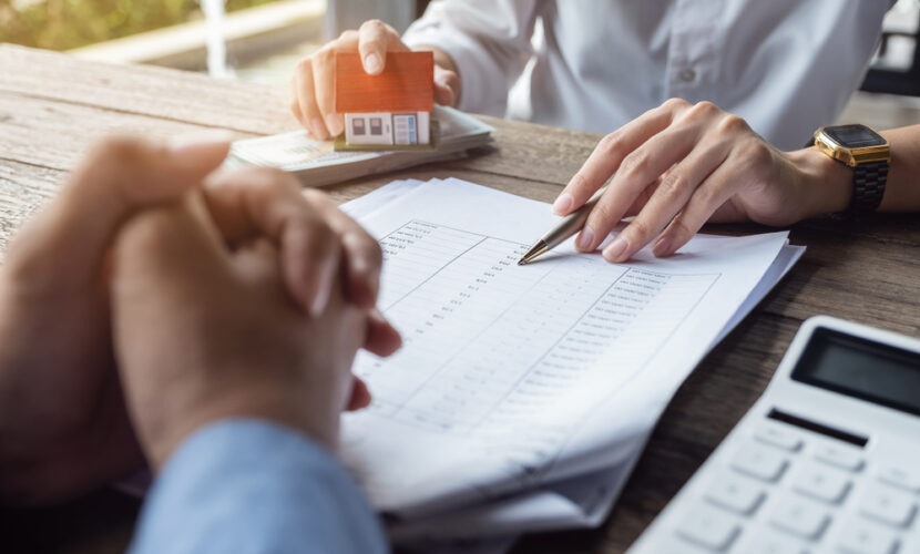 Après la signature de votre compromis de vente, une question importante reste en suspens : devez-vous encore contacter votre banque ?